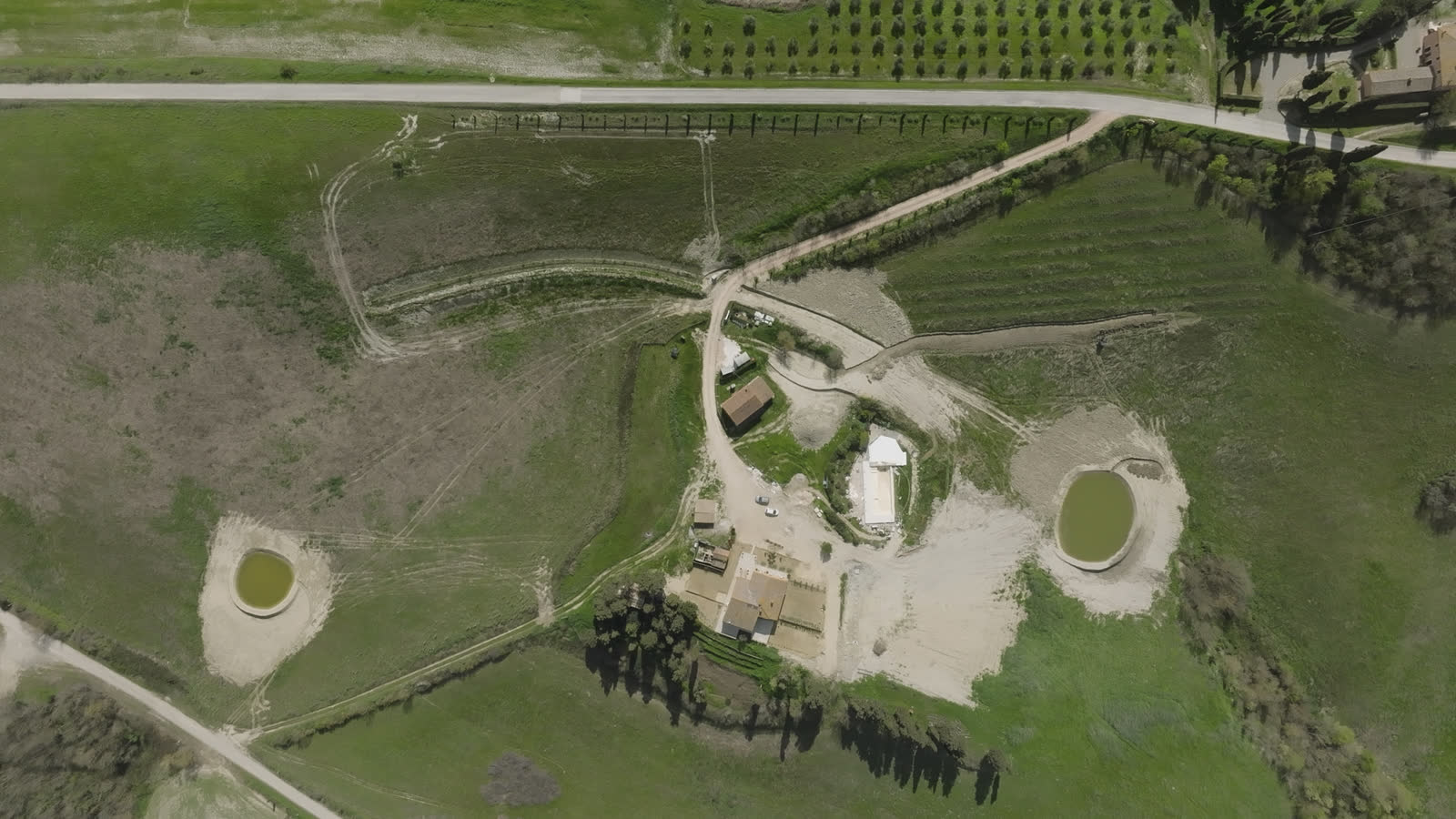 Vista aerea dei bacini idrici ultimati a servizio della proprietà