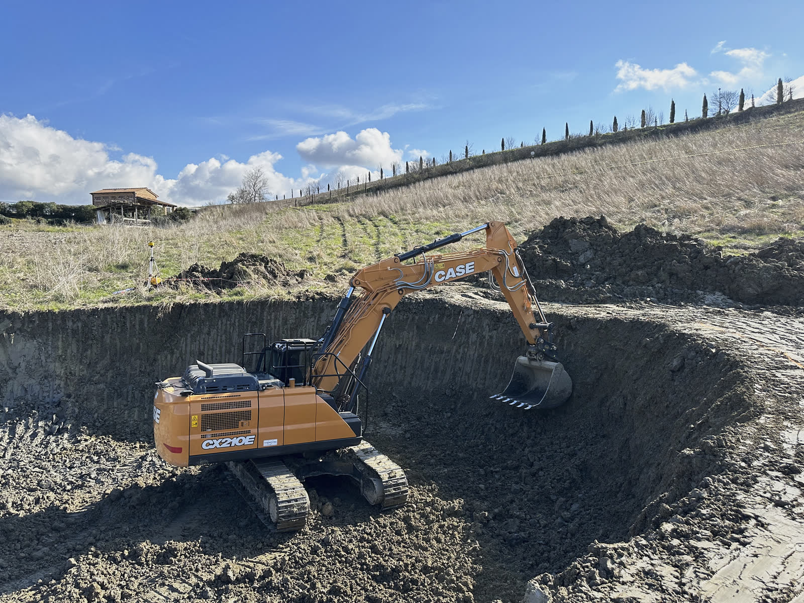 CASE CX130D in scavo sul fronte del bacino