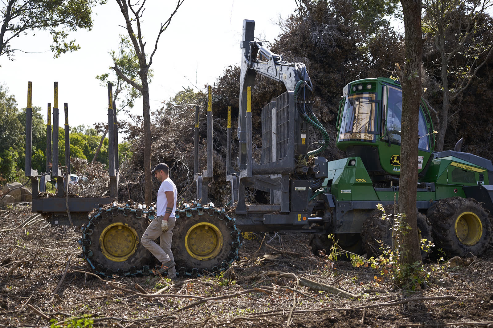Forwarder in pendio tra la macchia mediterranea