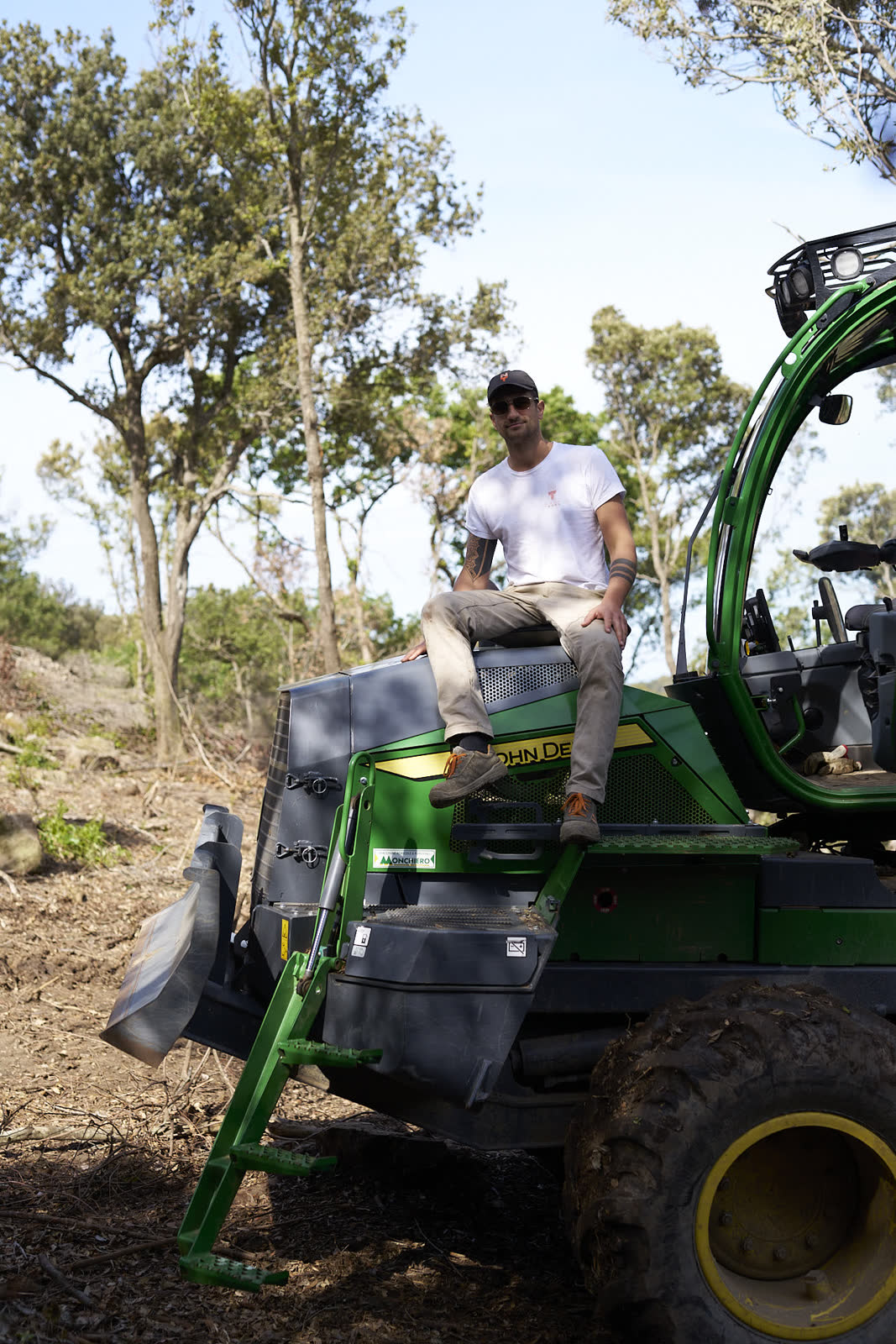 Pausa sul mezzo John Deere in cantiere