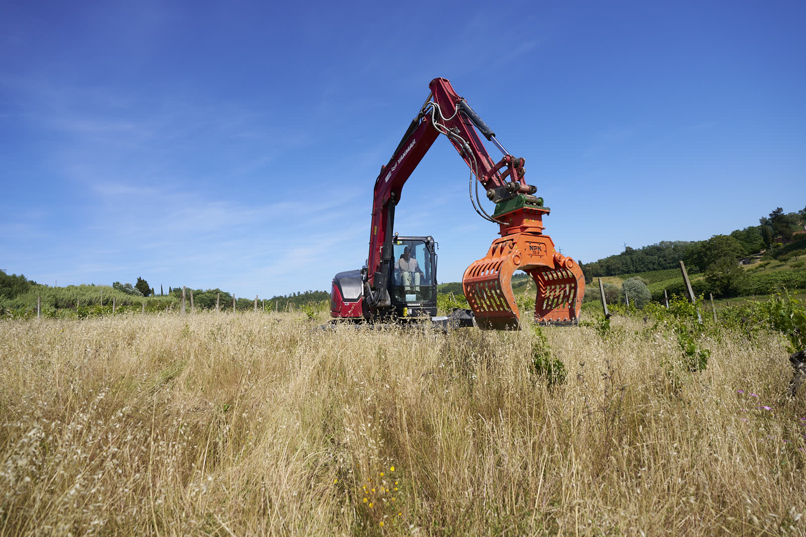 Escavatore Yanmar con pinza NPK in campo